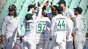 স্টাবস-বাভুমার সেঞ্চুরিতে রান পাহাড় গড়ে জয়ের সুবাস পাচ্ছে দ.আফ্রিকা