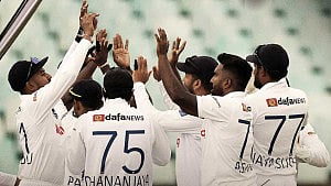 ১৯ উইকেটের দিনে মহাবিপদে শ্রীলঙ্কা