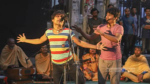 পথনাটক করে প্রতিবাদ