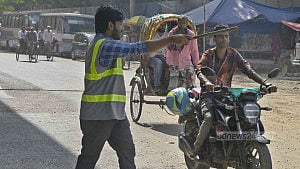 ট্রাফিক নিয়ন্ত্রণে শিক্ষার্থী: স্বাস্থ্যঝুঁকি উপেক্ষা?