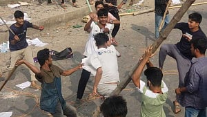 শিক্ষার্থীদের সংঘাতে মোল্লা কলেজে লুটপাট