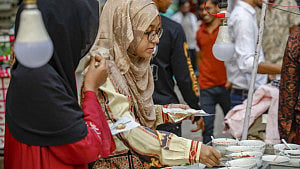 ছোট হয়েছে শীতের পিঠা, ‘কমেছে’ বিক্রি