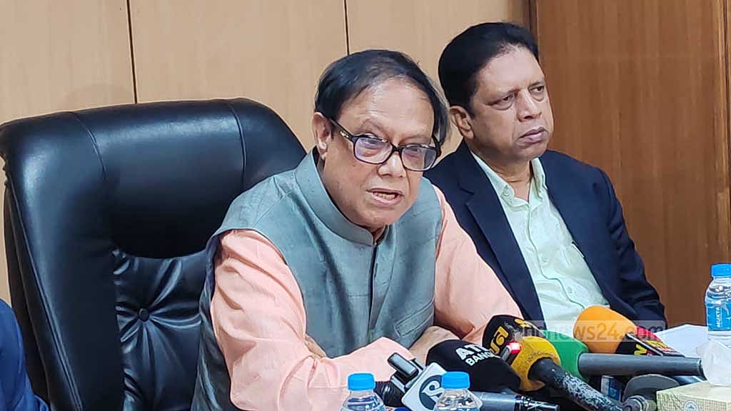 বাংলাদেশ ব্যাংকে বৃহস্পতিবার সংবাদ সম্মেলনে গভর্নর আহসান এইচ মনসুর।