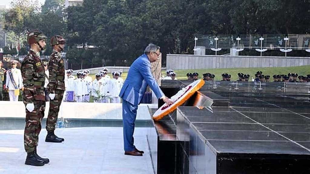 সরকারপতনের পর ২১ নভেম্বর রাষ্ট্রপতি মো. সাহাবুদ্দিনকে প্রথমবারের মত বঙ্গভবনের বাইরে দেখা যায়। সশস্ত্র বাহিনী দিবসে শিখা অনির্বাণে ফুল দিয়ে শ্রদ্ধা নিবেদন করেন তিনি।