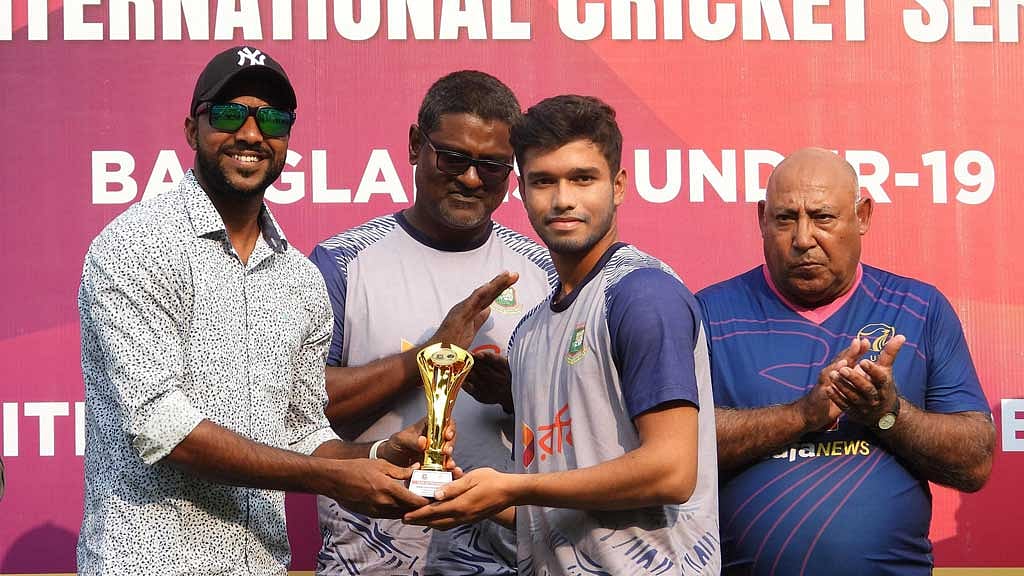 জাতীয় দলের পেসার ইবাদত হোসেন চৌধুরির হাত থেকে ম্যাচ-সেরার পুরস্কার নিচ্ছেন জাওয়াদ আবরার। বিসিবি ফেইসবুক