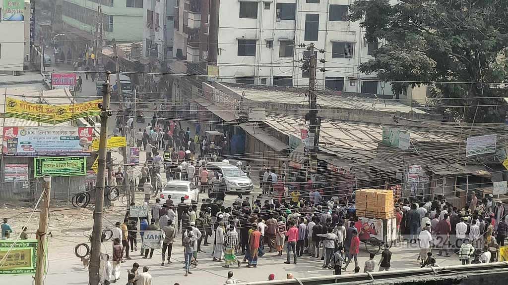 মোহাম্মদপুরে ব্যাটারিচালিত রিকশাচালকদের বিক্ষোভ