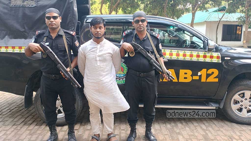 বগুড়ার দুপচাঁচিয়ায় মাকে হত্যার অভিযোগে সাদকে গ্রেপ্তার করে র‌্যাব।