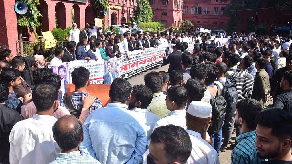 আইনজীবী সাইফুল ইসলাম আলিফ হত্যার প্রতিবাদে চট্টগ্রাম আদালতে টানা দ্বিতীয় দিনের মধ্যে বিক্ষোভ দেখায় আইনজীবীরা।