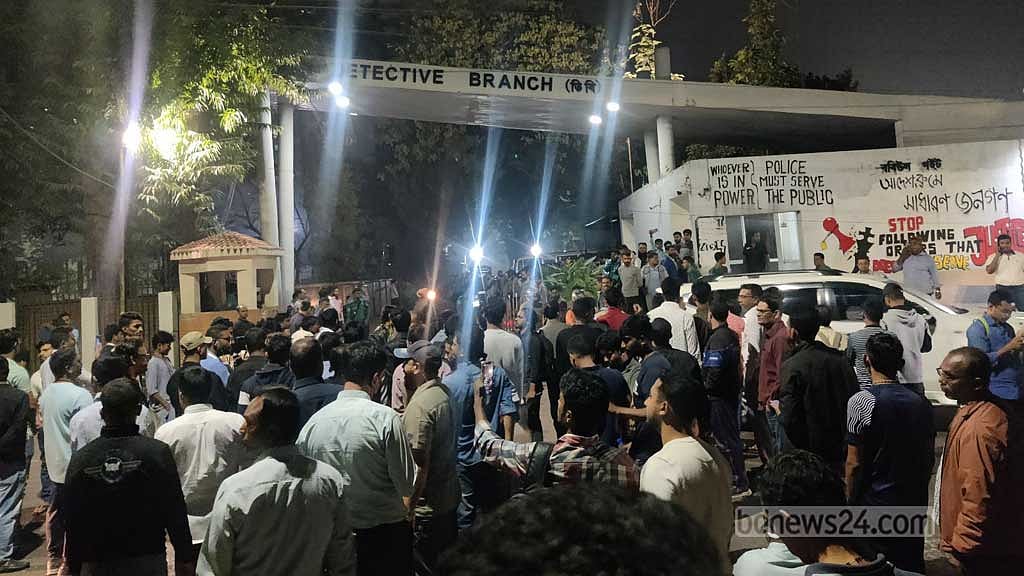 ঢাকার মিন্টো রোডে গোয়েন্দা কার্যালয়ের সামনে সনাতনীদের বিক্ষোভ।