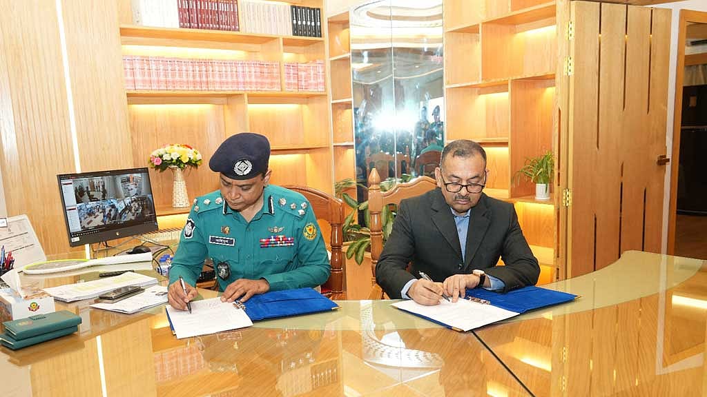 বৃহস্পতিবার মো. মাইনুল হাসানের কাছ থেকে দায়িত্ব বুঝে নেন নতুন ডিএমপি কমিশনার মো. সাজ্জাত আলী।