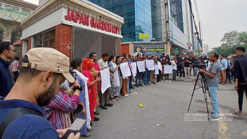 রোববার কুকুরগুলোর ময়নাতদন্ত করা হবে এবং এরপর মামলা করা হবে বলে জানিয়েছেন বিক্ষোভকারীরা।