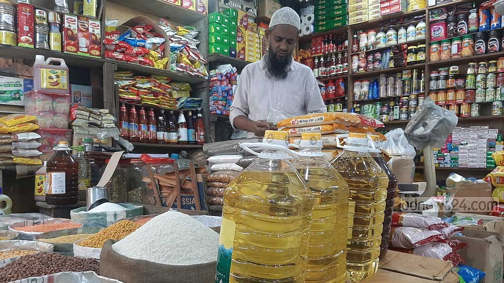 দোকানিরা বলছেন, তারা কোম্পানির কাছে চাহিদা অনুযায়ী ভোজ্যতেলের সরবরাহ পাচ্ছেন না। 