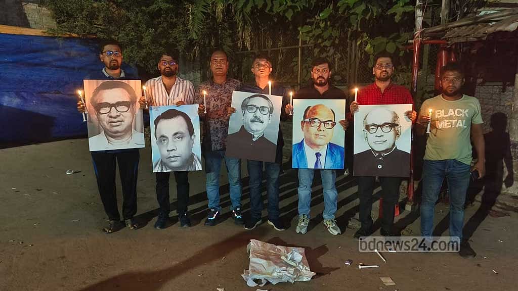 আওয়ামী লীগ সরকারের পতনের পর এক ভিন্ন বাস্তবতায় গেছে জেল হত্যা দিবস। রোববার গভীর রাতে ঢাকার পরিত্যক্ত কেন্দ্রীয় কার্যালয়ের সামনে কয়েকজন রাজনৈতিক কর্মী মোমবাতি প্রজ্বালন করেন।