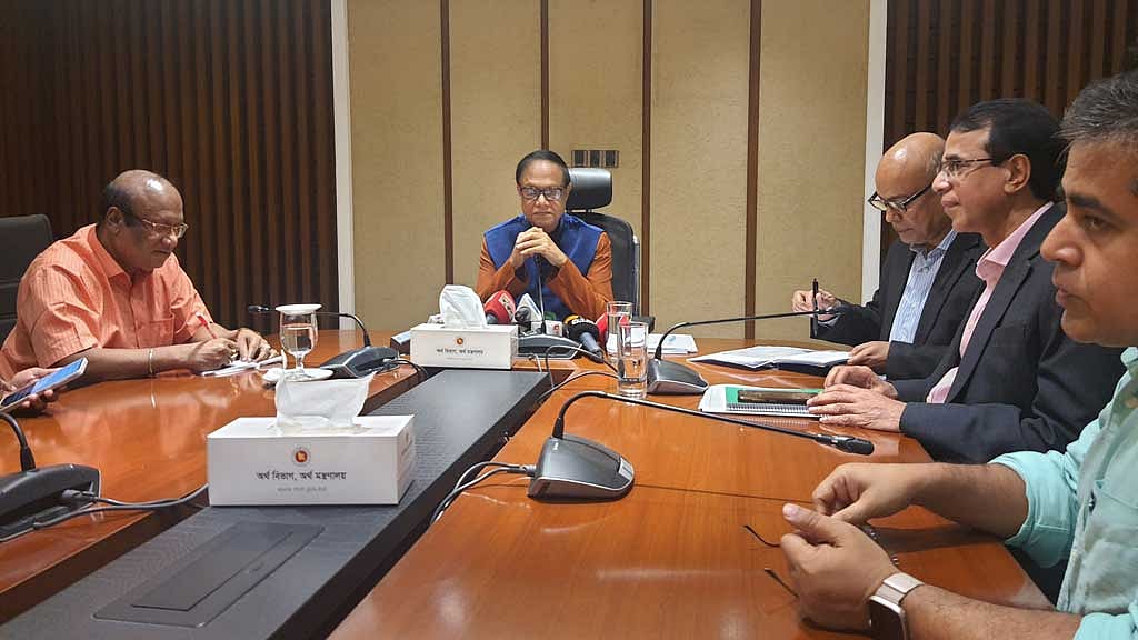 অন্তর্বর্তী সরকার মূল্যস্ফীতি নিয়ন্ত্রণকে অগ্রাধিকার হিসেবে ঘোষণা করলেও বাংলাদেশ ব্যাংকের গভর্নর আহসান এইচ মনসুর এখন দেশবাসীকে ১৮ মাস ধৈর্য ধরতে বলেছেন। 