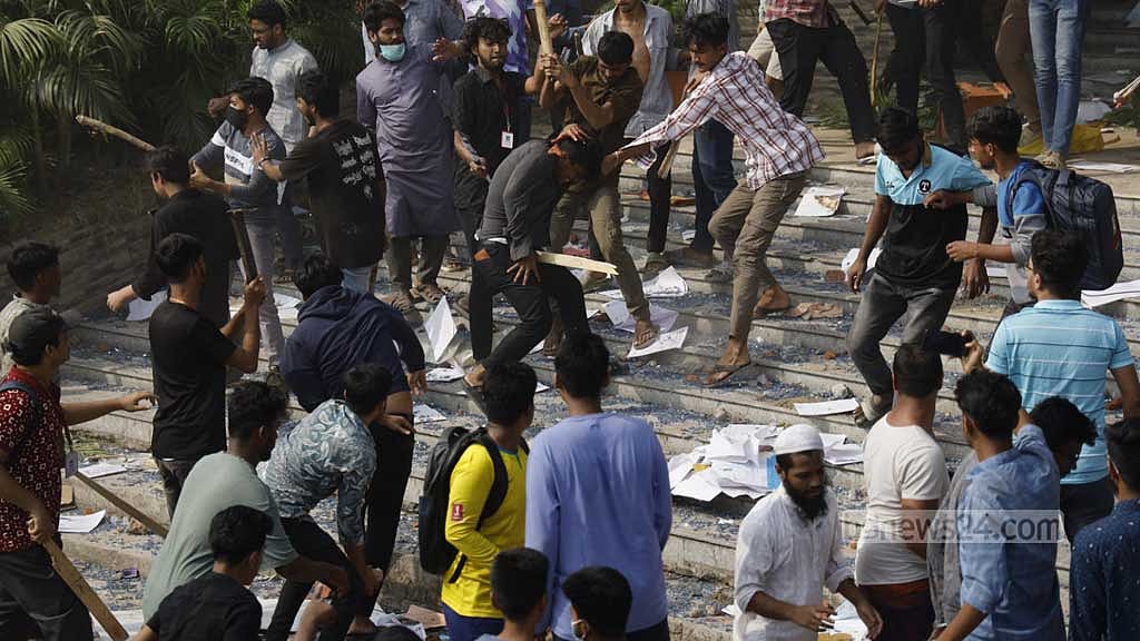 ডেমরার ড. মাহবুবুর রহমান মোল্লা কলেজ ও পুরান ঢাকার সোহরাওয়ার্দী কলেজের শিক্ষার্থীদের পাল্টাপাল্টি হামলা ও লুটপাটের মত ঘটনাগুলো পরিহার করার অনুরোধ করেছেন মির্জা ফখরুল।