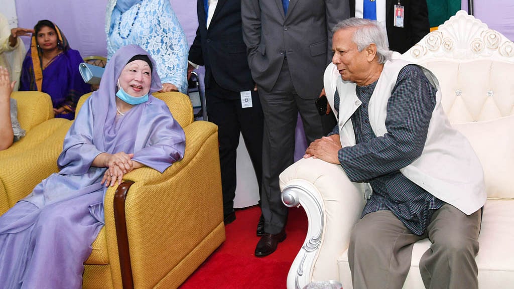 Nov 21, 2024: Khaleda Zia makes her first public appearance in six years at the Armed Forces Day reception at Senakunja, exchanging greetings with Chief Advisor Muhammad Yunus. Photo: PID