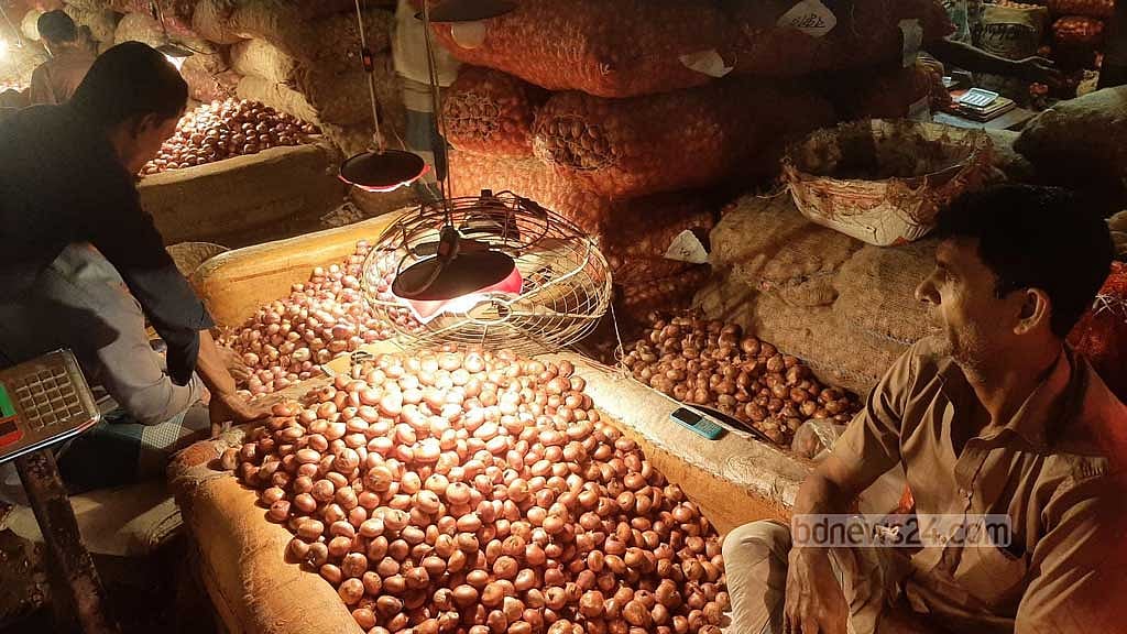 বেড়েই চলেছে পেঁয়াজের দর। বৃষ্টির কারণে এবার আগাম মুড়িকাটা পেঁয়াজের চাষে দেরি হয়েছে। ব্যবসায়ীরা বলছেন, দাম আরও বাড়বে। 