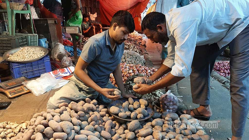 আলুর দাম তৈরি করেছে বিস্ময়। বেশিরভাগ চালের দামকেও ছাড়িয়ে গেছে রান্নায় ব্যবহার করা বহুল ব্যবহৃত সবজিটির।