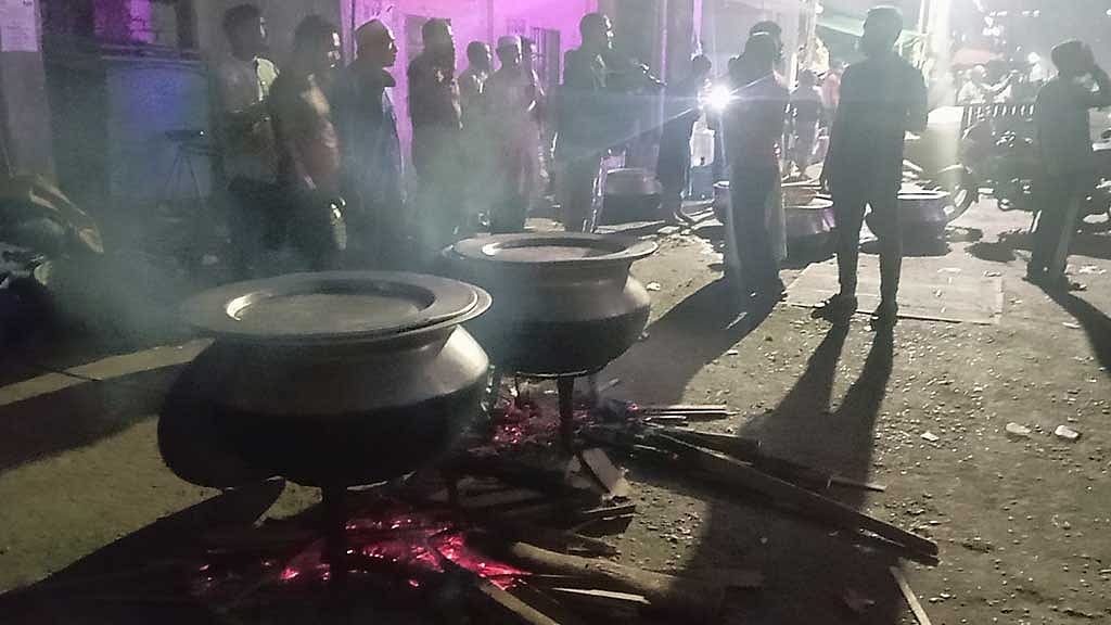 গত বছর নভেম্বরে রাজধানীর কারওয়ান বাজারে প্রথম আলো ও ডেইলি স্টার কার্যালয়ের সামনে ‘জিয়াফত’ ও ‘গরু জবেহ’ কর্মসূচি ডেকে আলোচনার জন্ম দেয় কিছু বিক্ষোভকারী। 