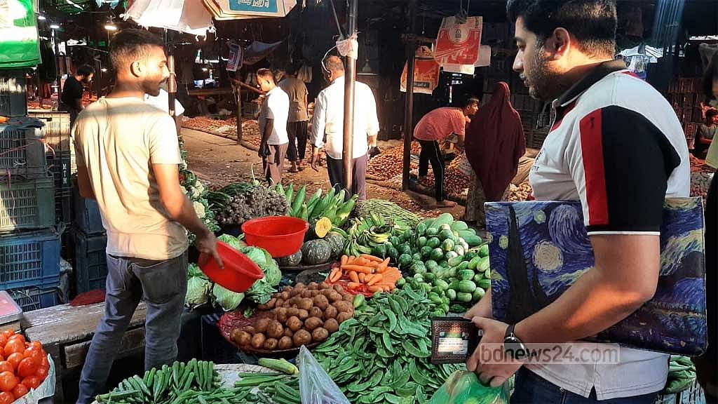 কারওয়ানবাজারে দাম কিছুটা কম, তবু পণ্যমূল্য নিয়ে হতাশ সাকিন হোসেন। ভেবেছিলেন, টাস্কফোর্স গঠনের প্রভাবে দাম কমবে। কিন্তু সেটি হয়নি।