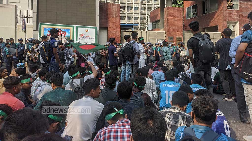নতুন ক্যাম্পাসের কাজ সেনাবাহিনীকে হস্তান্তরসহ পাঁচ দাবিতে সচিবালয় ঘোরাও করেন জগন্নাথ বিশ্ববিদ্যালয়ের আন্দোলনরত শিক্ষার্থীরা।