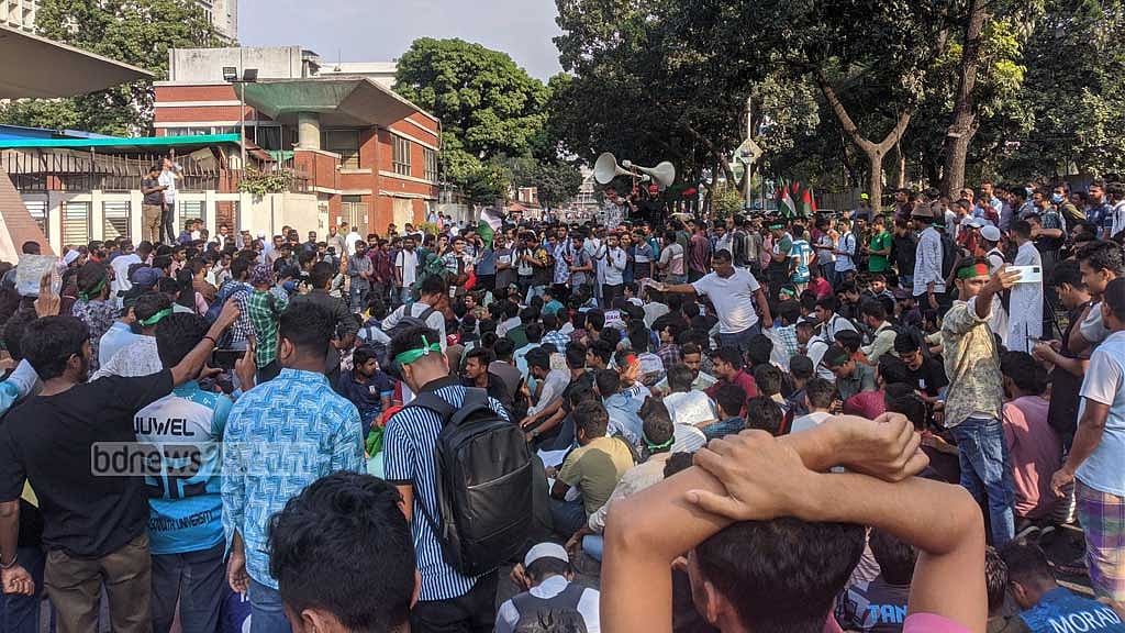 নতুন ক্যাম্পাসের কাজ সেনাবাহিনীকে হস্তান্তরসহ পাঁচ দাবিতে সচিবালয় ঘোরাও করেন জগন্নাথ বিশ্ববিদ্যালয়ের আন্দোলনরত শিক্ষার্থীরা।