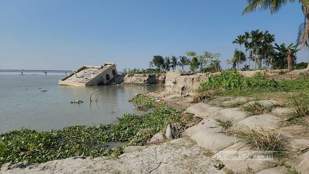 ভাঙনের শিকার হয়ে পাইনপাড়া আহম্মদ মাঝি কান্দি এলাকায় নদীতে পড়ে গেছে মফিজুল উলূম জামে মসজিদ।