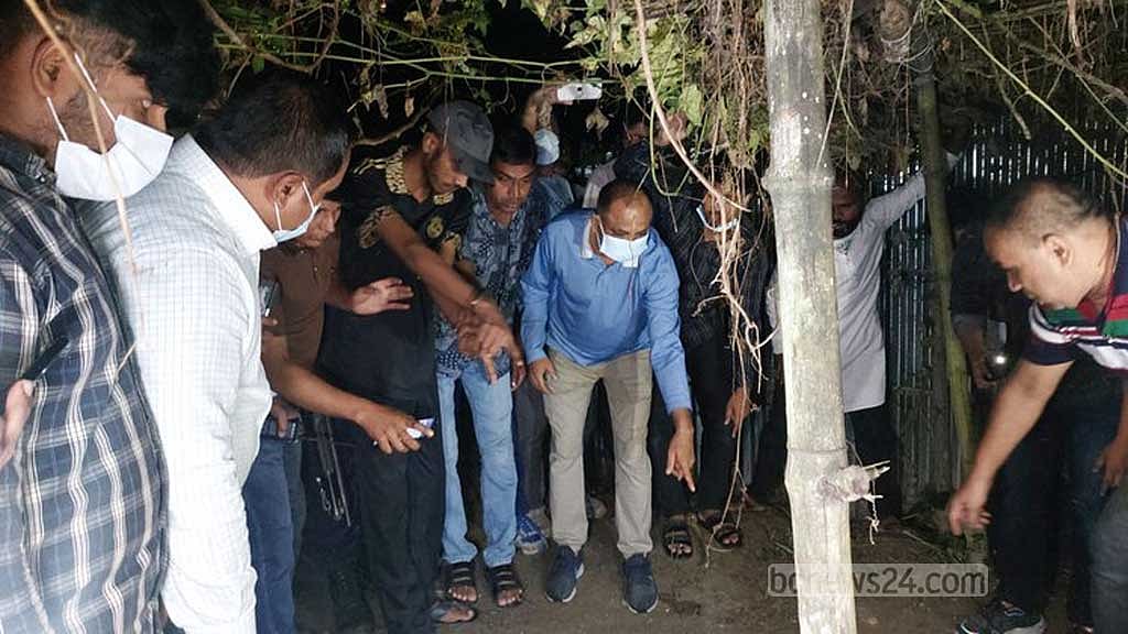 শহরের সজবরখিলা এলাকার একটি বাড়ির উঠান থেকে সুমনের মাটিচাপা দেওয়া লাশ উদ্ধার করা হয়। 