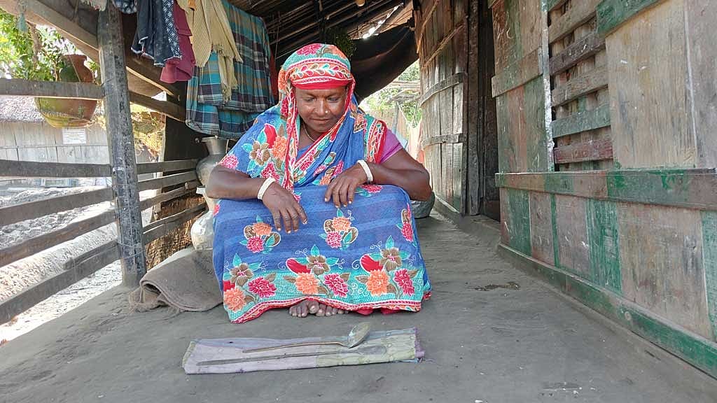 সুভদ্রা সানার বাড়িতে পুরোনো দিনের কিছু হাতা, খুন্তি আর কাঠের বাক্স ছাড়া নেই তেমন কিছুই।