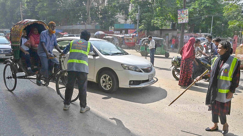 দিনে চার ঘণ্টা কাজ করে ৫০০ টাকা করে সম্মানী দেওয়া হবে সড়কে কাজ করা শিক্ষার্থীদের। 