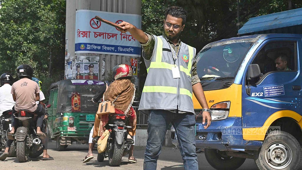 শিক্ষার্থীরা সড়কে কাজ করতে গিয়ে আঘাত পান কি না, এ নিয়ে দুশ্চিন্তার কথা বলছেন, তাদের সঙ্গে থাকা পুলিশের সদস্যরাও।