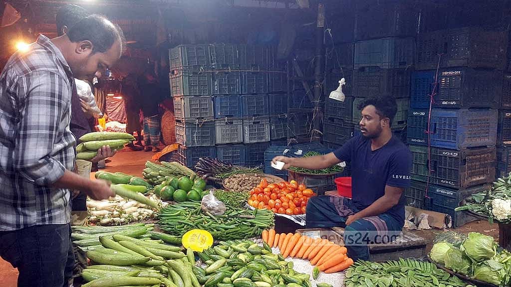 দুই মাসেরও বেশি সময় ভুগিয়ে দাম কমছে সবজির। 