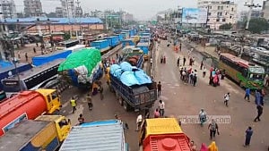 শ্রমিকদের টানা তৃতীয় দিনের সড়ক অবরোধে স্থবির আশুলিয়া