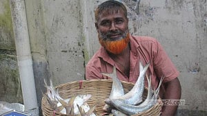 হাত ঘুরলেই দাম বাড়ে ইলিশের