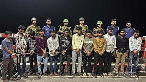 বরিশালে সেতু থেকে ‘মদ্যপ’ ১২ তরুণ আটক