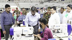 পোশাক কারখানা পরিদর্শনে প্রধান উপদেষ্টার বিশেষ সহকারী ও বিশেষ দূত