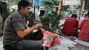 কলেজ শিক্ষক বাবার দাবি আদায়ের কর্মসূচিতে ছোট্ট প্রীতিও