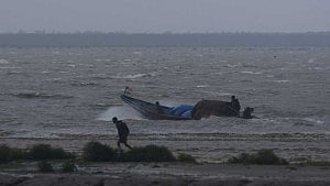 প্রবল ঘূর্ণিঝড় 'দানা': উপকূলে জলোচ্ছ্বাসের আভাস