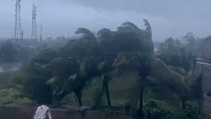 উড়িষ্যা, পশ্চিমবঙ্গ উপকূলে আঘাত হানার পর শক্তি হারাচ্ছে ঘূর্ণিঝড় ‘দানা’