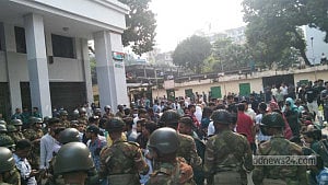 ফল পুনর্মূল্যায়ন: ঢাকা বোর্ডে তুলকালাম, কর্মকর্তারা অবরুদ্ধ