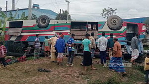 দিনাজপুরে বাস উল্টে যাত্রী নিহত, আহত ১০