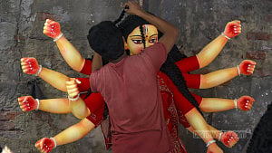 শেষ মুহূর্তের সাজে দেবী দুর্গা