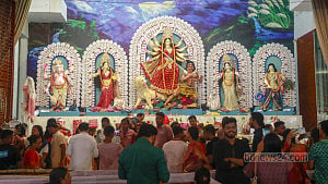 Hindu devotees flock to temples on Saptami