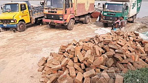 ফরিদপুরে রাস্তার সরকারি ইট বেচে দিলেন ‘প্রভাবশালী’