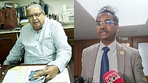 একই মামলায় সাবেক মন্ত্রীর রিমান্ড, সচিবের জামিন
