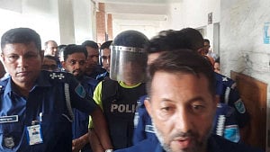 আদালতে জ্যাকব-সমর্থকদের মিছিল, হট্টগোল