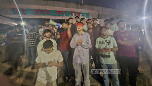 মিছিল করে জাপা কার্যালয়ে যেতে রাজু ভাস্কর্যে জড়ো হচ্ছে শিক্ষার্থীরা
