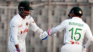 হতাশার দিনে ইনিংস পরাজয় এড়ানোর লড়াই বাংলাদেশের