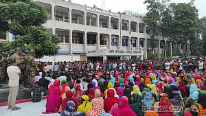 নারায়ণগঞ্জে ১২ দফা দাবিতে শ্রমিকদের সড়ক অবরোধ