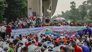 শাহবাগে আউটসোর্সিং কর্মীরা, যানজট